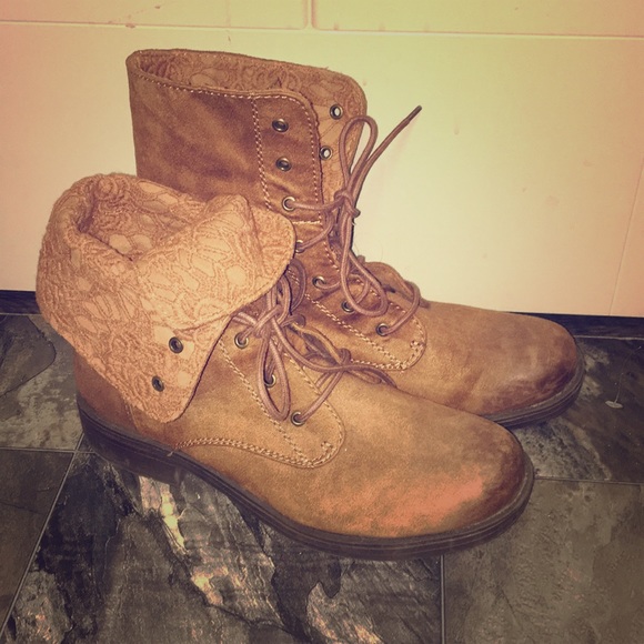 American Eagle By Payless Shoes - NWOT American Eagle tan combat boots with lace